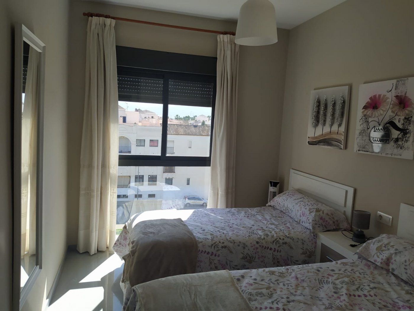 Cuna de viaje con colchón de segunda mano por 80 EUR en Alicante/Alacant en  WALLAPOP