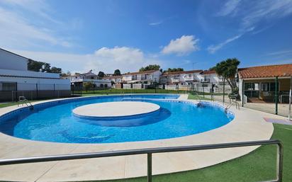 Swimming pool of Single-family semi-detached for sale in Los Barrios