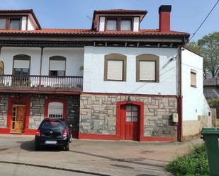 Vista exterior de Casa o xalet en venda en Oviedo  amb Calefacció, Jardí privat i Parquet